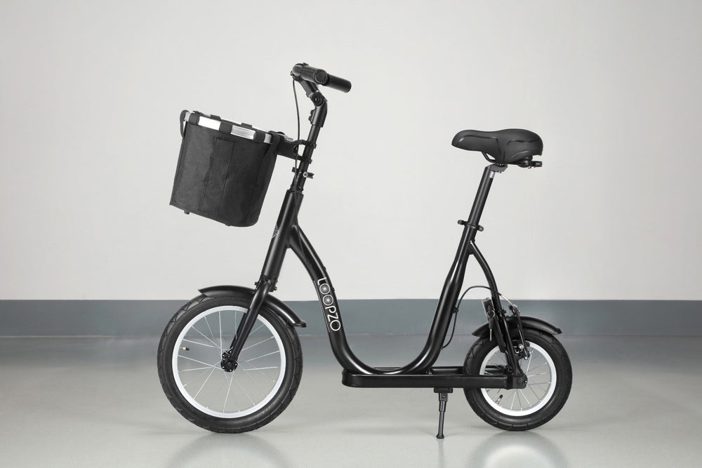 De Luxe Versie Zwarte Loopzo loopfiets voor volwassenen met mand aan het stuur en fietsslot.